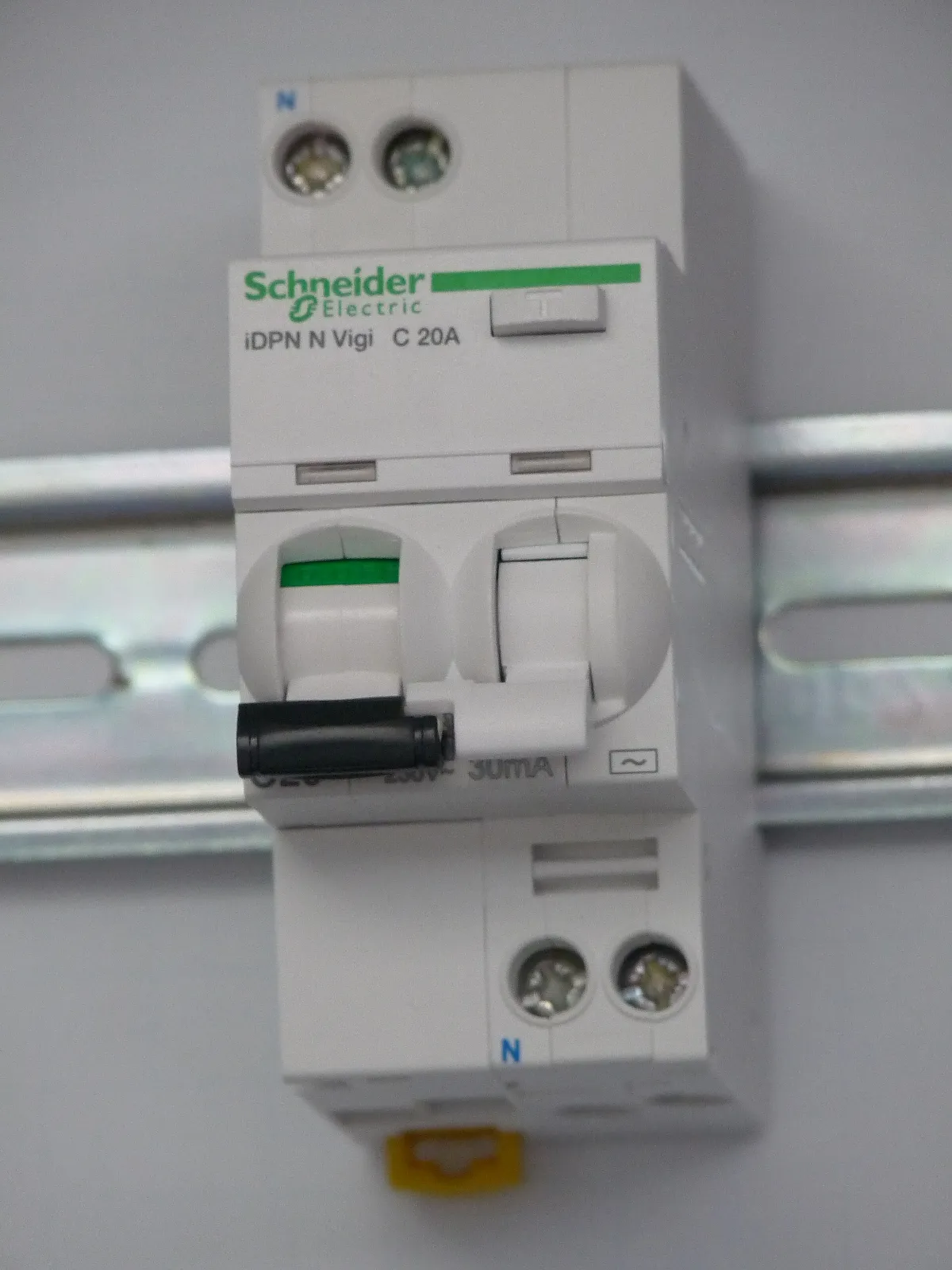 Дифференциальный автомат Schneider Electric C20A 30 мА на DIN-рейке