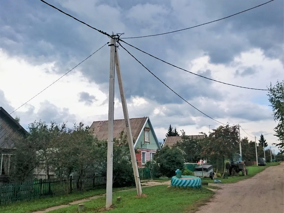 Самонесущий изолированный провод на деревянной опоре в деревне Ярославской области